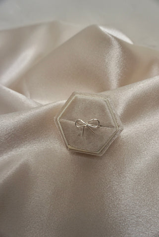 Dainty bow ring